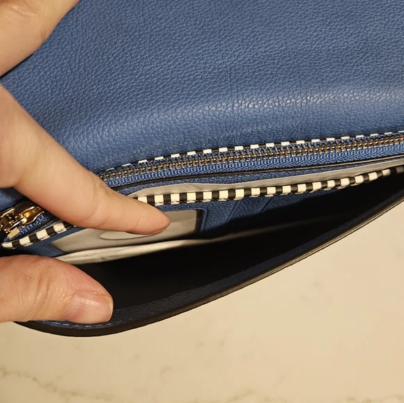 NWT HENRI BENDEL WALLET WITH STRAP - Picture 4 of 10